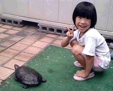 5歳の娘とツーショット さすがに持つのは怖いみたい