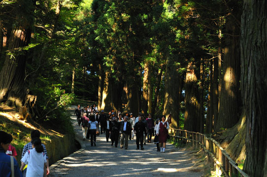 団体旅行の一団がお参りを済ませて下山していた。