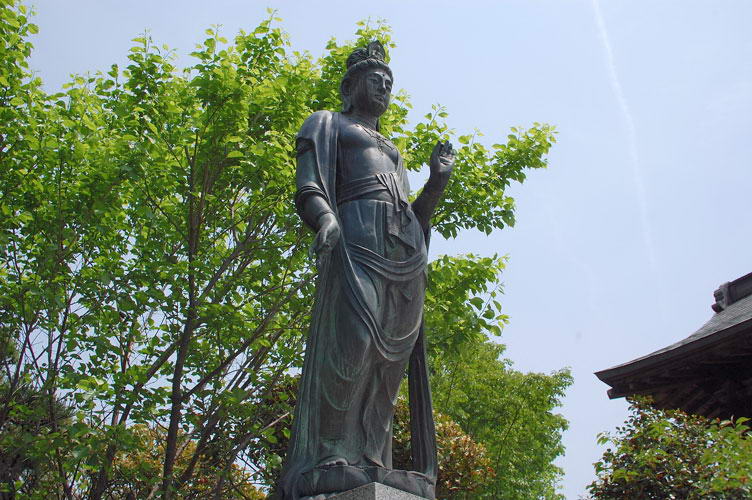 最近建立されたらしい観音菩薩像は清々しい