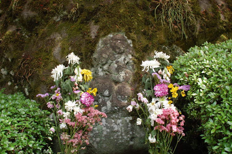 岩に彫られた大黒天にはお花が供えられている